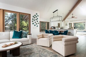 Téléviseur, foyer, table de baby-foot