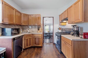 Fridge, microwave, oven, stovetop - 5 bedrooms AC Designer Island Paradise Getaway (Atlantic City)