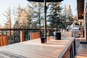 Outdoor dining - MODERN RUSTIC CABIN W/SPA, WALKING DISTANCE TO SKI RESORT, ZOO & GOLF COURSE (Big Bear Lake)