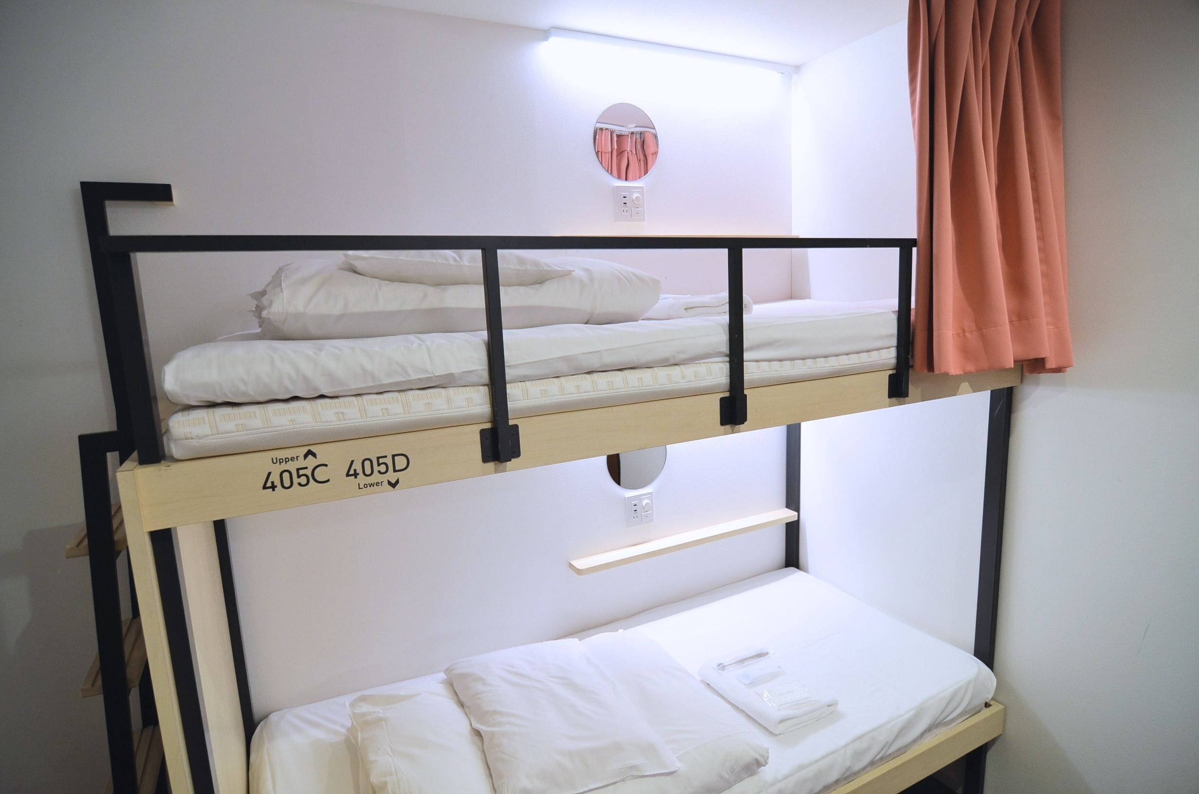 Ein Etagenbett mit einem Kopfteil, auf dem 'Oben 405C Unten' steht.
