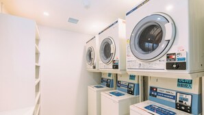 Varias lavadoras de carga frontal apiladas en un entorno comercial.