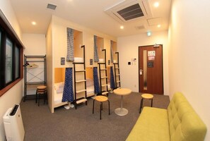 Chambre, non-fumeur (Room for 6 Guests) | Literie fournie