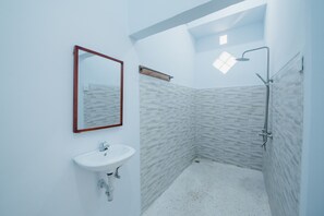 Shower, rainfall showerhead, bidet, towels - Canggu Bonita Guesthouse (Canggu)