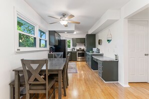 Fridge, microwave, oven, stovetop - Le Claire Condo (Le Claire)