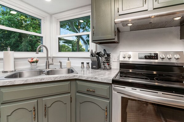 Fridge, microwave, oven, stovetop - Le Claire Condo (Le Claire)