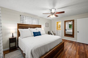 5 habitaciones, tabla de planchar con plancha y cuna de viaje