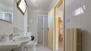 A bathroom with a sink, toilet, and washing machine. - 2432 Tenuta Fioravante - Bilo Antonia by Barbarhouse (Porto Cesareo)