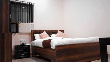 Deluxe Room, 1 Double Bed | Laptop workspace, iron/ironing board, bed sheets
