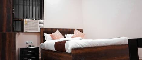 Deluxe Room, 1 Double Bed | Laptop workspace, iron/ironing board, bed sheets