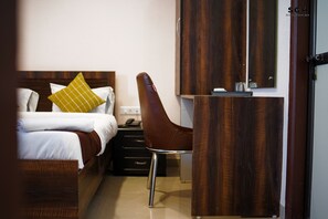 Deluxe Room, 1 Double Bed | Laptop workspace, iron/ironing board, bed sheets - Sukoon Pearl Inn (Jabalpur)