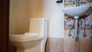 Un baño con inodoro y lavamanos.