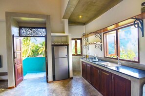Fridge, oven, electric kettle, toaster - Sithagi Villa, Unawatuna - 1 km from the beach (Unawatuna)