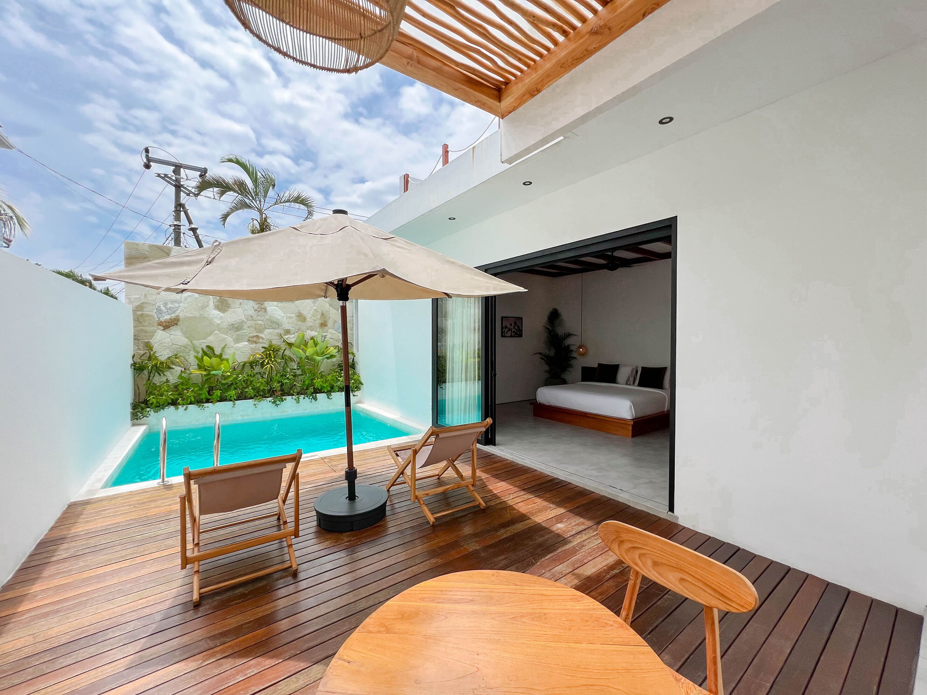 Una piscina al aire libre