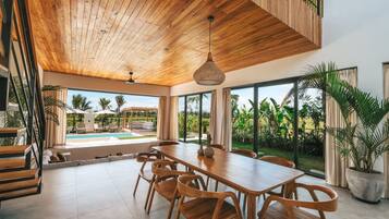 Villa, 3 Bedrooms | Dining room