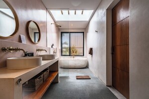 Villa, 3 Bedrooms | Bathroom | Free toiletries, hair dryer, towels