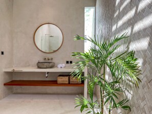 Estudio, 1 habitación | Baño | Amenidades de baño gratuitas, secadora de cabello, toallas 