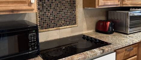 Een koelkast, een microgolfoven, een oven, een kookplaat