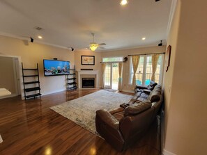 Smart TV, computer monitors