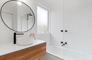 Haartrockner, Handtücher, Seife, Toilettenpapier