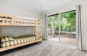 3 chambres, fer et planche à repasser, lit de bébé portatif