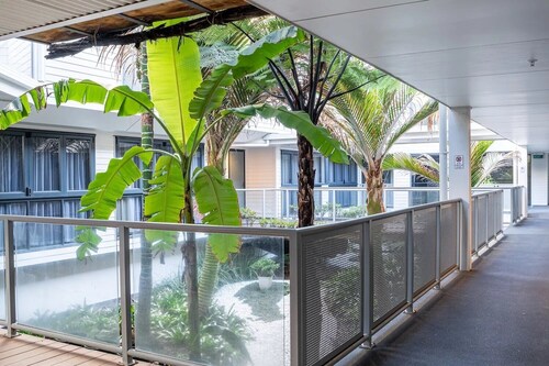 The Downtown by Beyonder by Beyonder - Stylish 2-Bedroom Coastal Apartment with Balcony, Walking Distance to Mount Maunganui Beach, Secure Parking, Ideal for Couples and Families