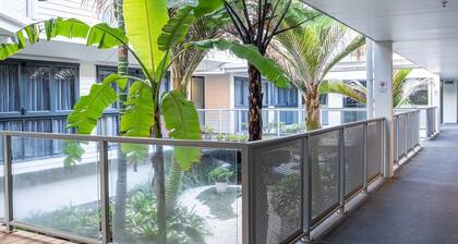 The Downtown by Beyonder by Beyonder - Stylish 2-Bedroom Coastal Apartment with Balcony, Walking Distance to Mount Maunganui Beach, Secure Parking, Ideal for Couples and Families