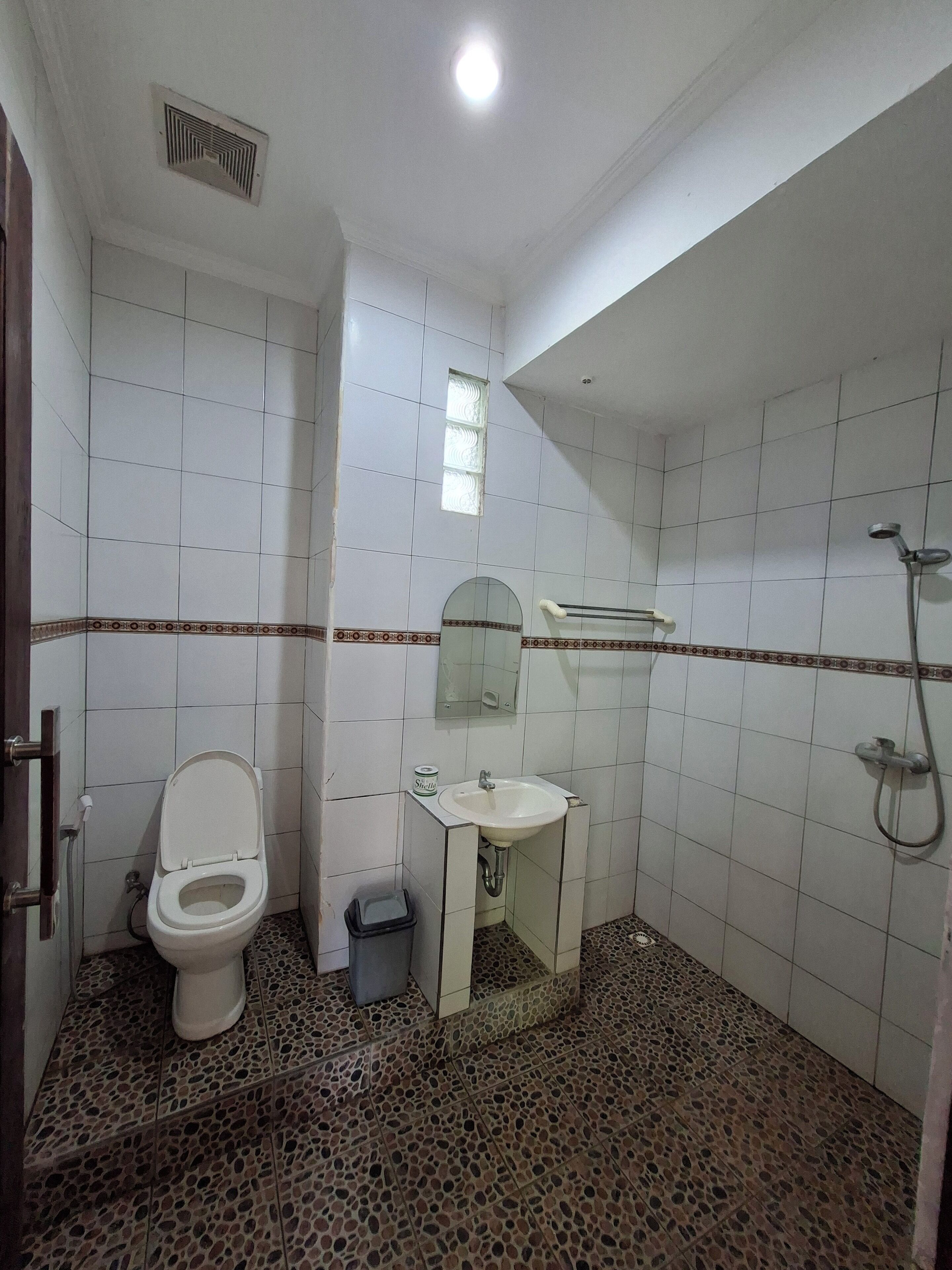 Un bagno con il water, un lavandino e una doccia.