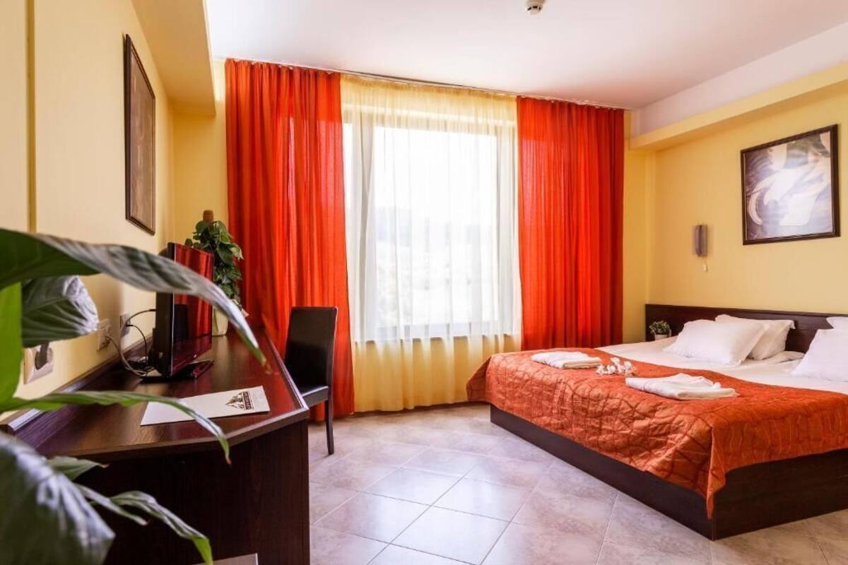 Bureau, accĂšs au Wi-Fi (inclus), literie fournie