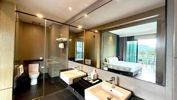 Executive Room | Bathroom | Shower, free toiletries, hair dryer, slippers
