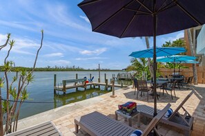 Outdoor dining - Coastal Breeze Siesta: Waterfront 4-Unit Retreat – Walk to Turtle Beach, Boat Dock & Free Beach Gear (Sarasota)