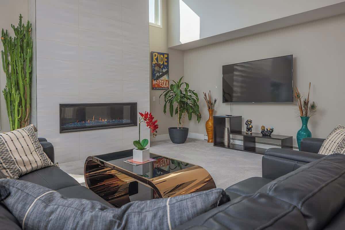 TV, peis og kontorer