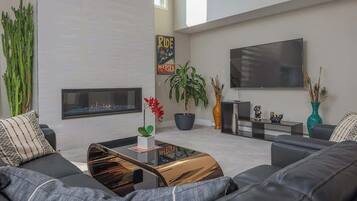 TV, peis og kontorer