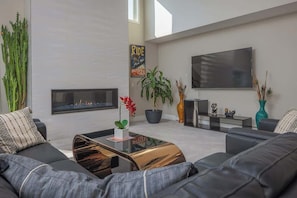 TV, peis og kontorer