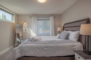 4 slaapkamers, een bureau, een strijkplank/strijkijzer, reisbedje