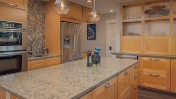 Coffee/tea maker, fridge, microwave, oven