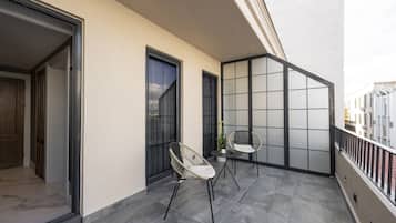 Chambre Double Deluxe, 1 grand lit, balcon, vue ville | Terrasse/Patio