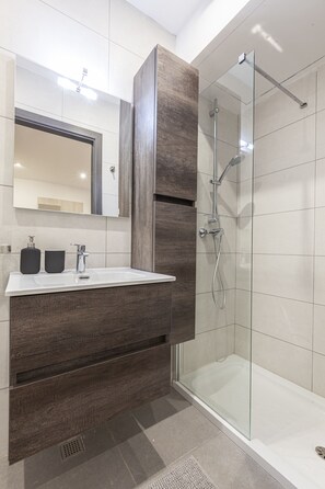 Classic Twin Room, Corner | Bathroom