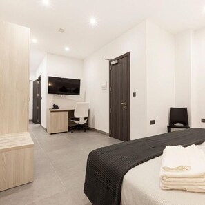 Desk, laptop workspace, soundproofing, iron/ironing board - Guesthouse No.48  (Gzira)