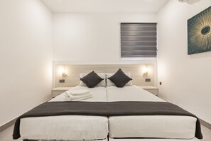 Classic-Doppel- oder -Zweibettzimmer, 2 Einzelbetten, Eckzimmer | Schreibtisch, laptopgeeigneter Arbeitsplatz, schallisolierte Zimmer