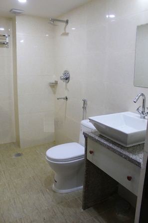 Shower, free toiletries, bidet, towels - Hotel Raj Mahal (Kathmandu)