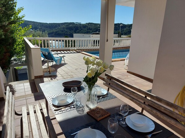 Outdoor dining - Beautiful villa overlooking one of L'Escala's most beautiful bays (L'Escala)