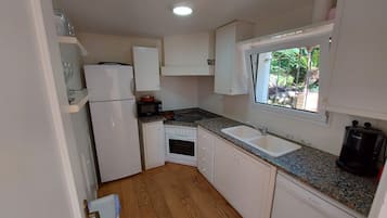 Een koelkast, een microgolfoven, een oven, een kookplaat