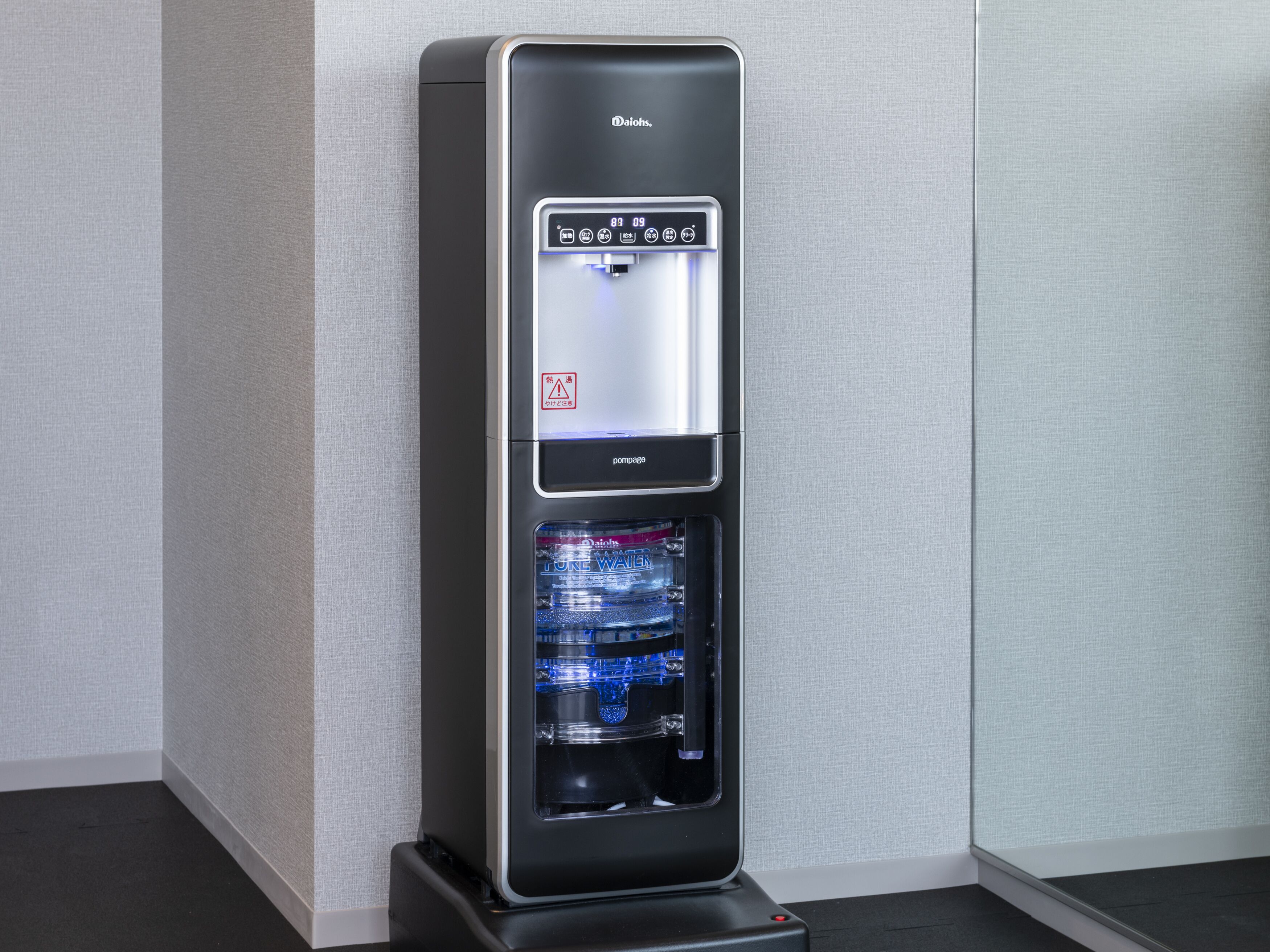 Un distributeur d’eau doté d’un écran numérique, d’une marque et contenant une bouteille d’eau.