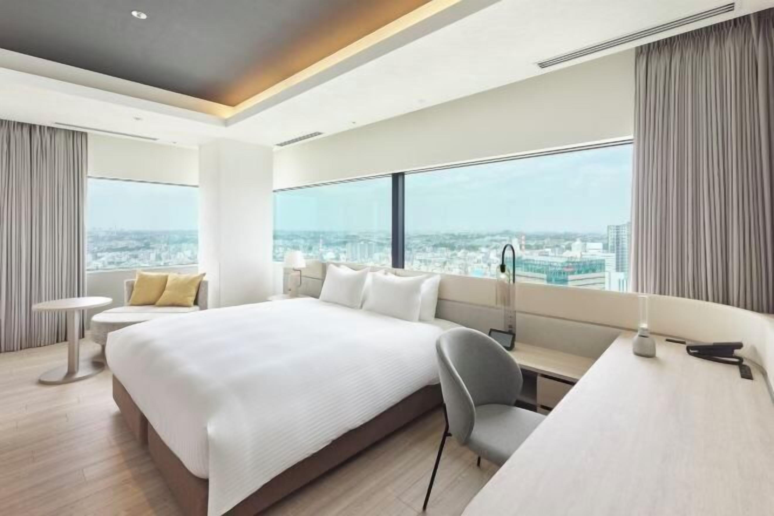 Tallelokero huoneessa, pimennysverhot, silitysrauta/-lauta