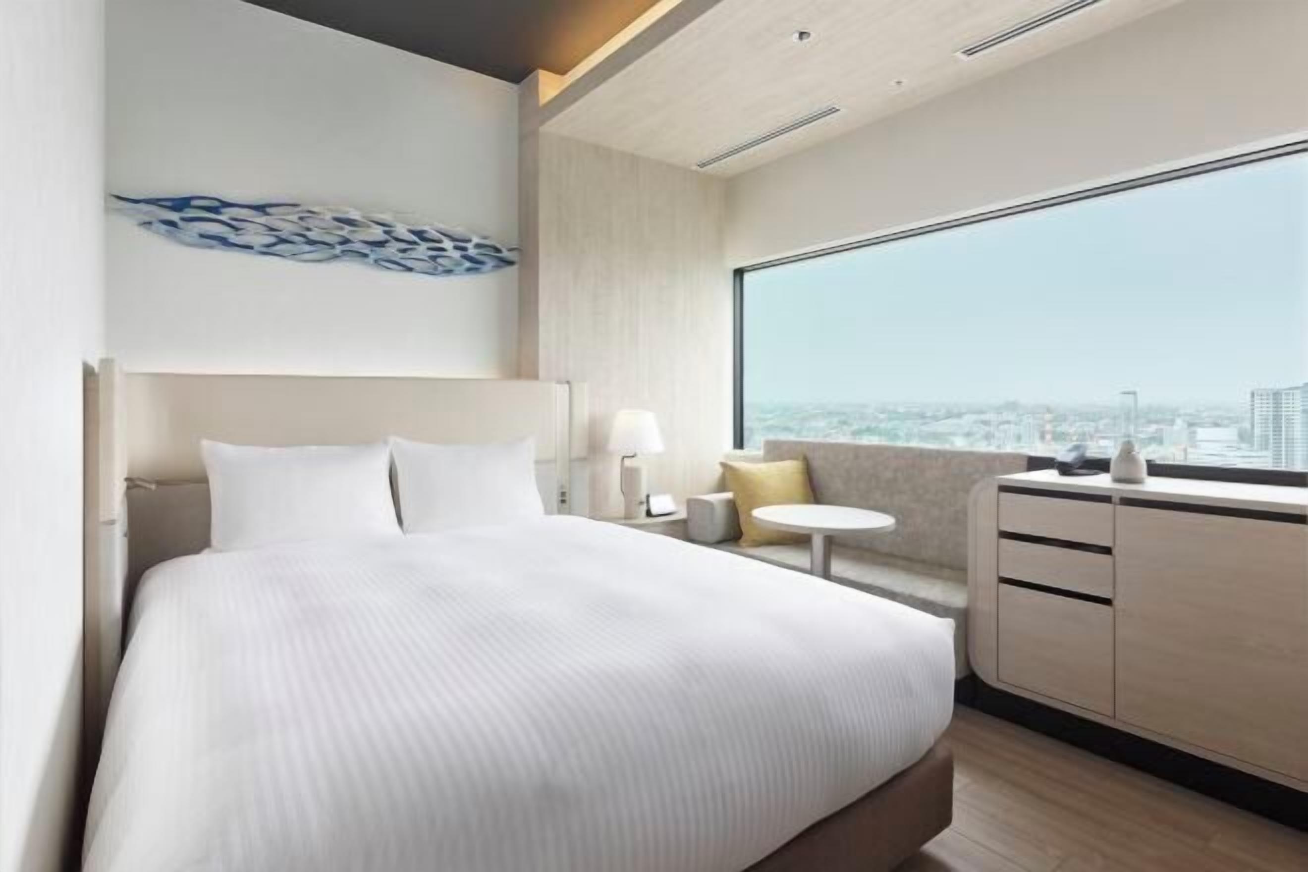 Tallelokero huoneessa, pimennysverhot, silitysrauta/-lauta