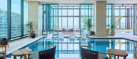 Una piscina techada, una piscina al aire libre