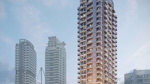 A high-rise hotel with multiple balconies, a marina with yachts, and palm trees in the foreground. - Marvelous Apartments in Business Bay (Dubai)