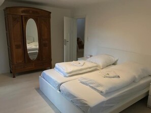 7 多间卧室、办公桌、熨斗/熨衣板、旅行婴儿床