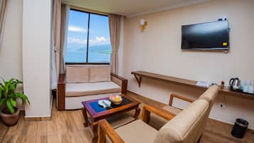 Suite estándar, vistas al lago | 1 dormitorio, edredones de plumas, caja fuerte y mobiliario individual
