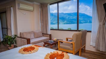 Suite estándar, vistas al lago | 1 dormitorio, edredones de plumas, caja fuerte y mobiliario individual